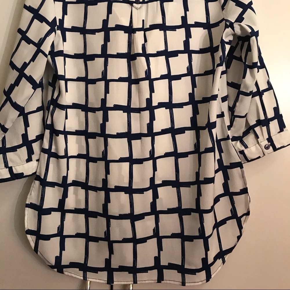 Women’s blouse with long sleeves